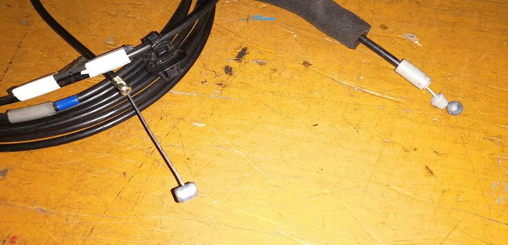 тросик лючка бака Daihatsu Tanto 3