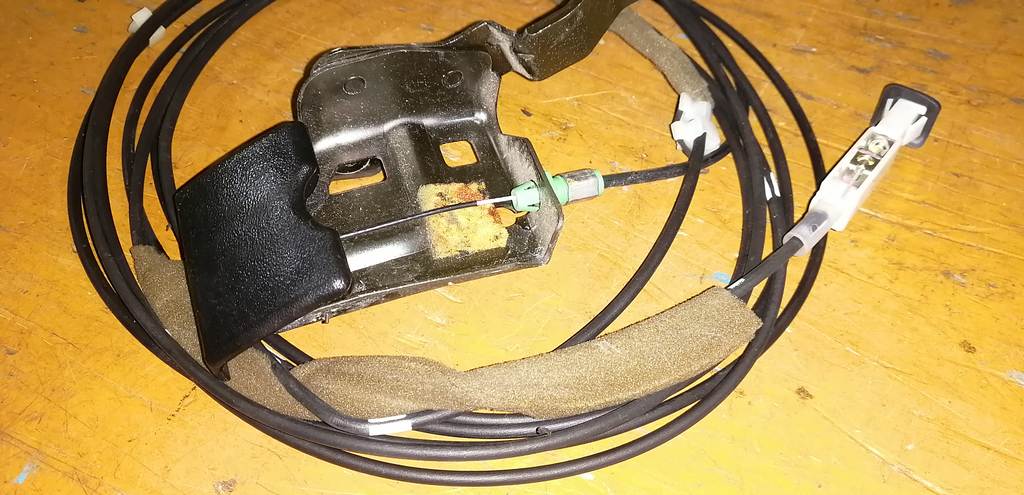 SERENA ST24 ТРОС ЛЮЧКА БЕНЗОБАКА Nissan Serena 1