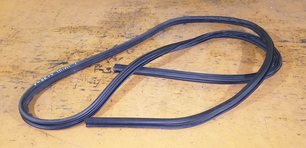 уплотнение багажника Mitsubishi Pajero Mini 0