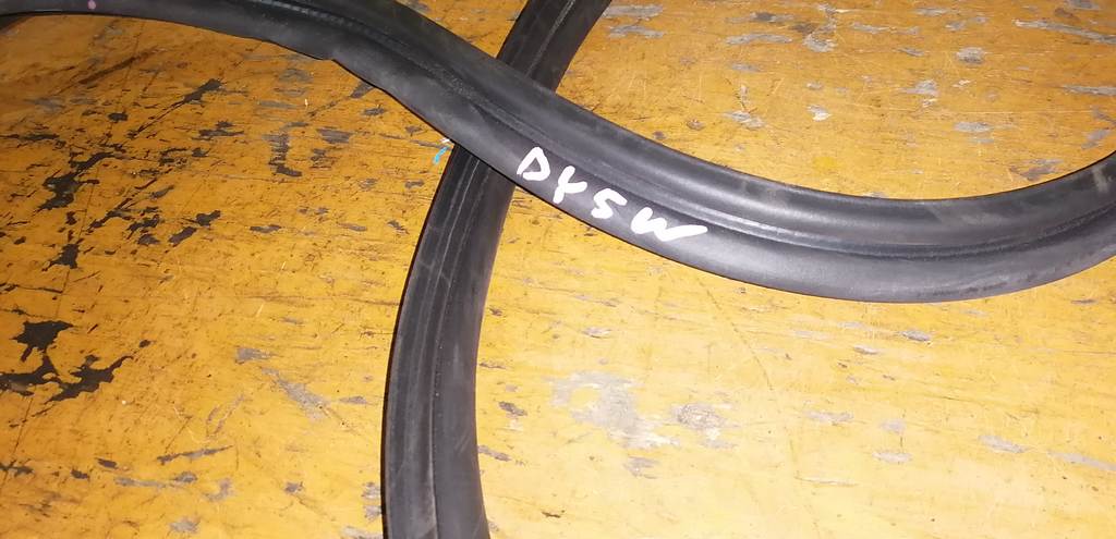 DEMIO DY5W УПЛОТНИТЕЛЬ 5-Й ДВЕРИ ДЕФЕКТ Mazda Demio 1