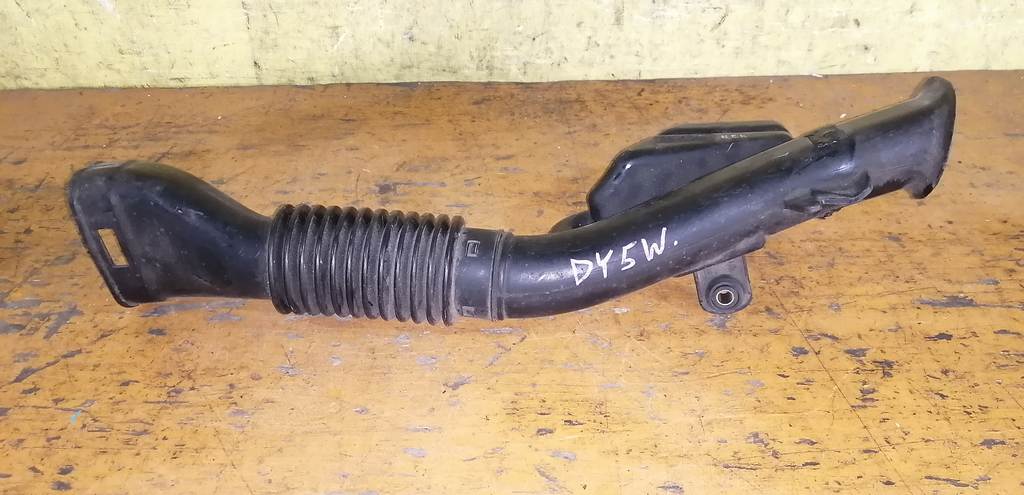 воздухозаборник Mazda Demio 0