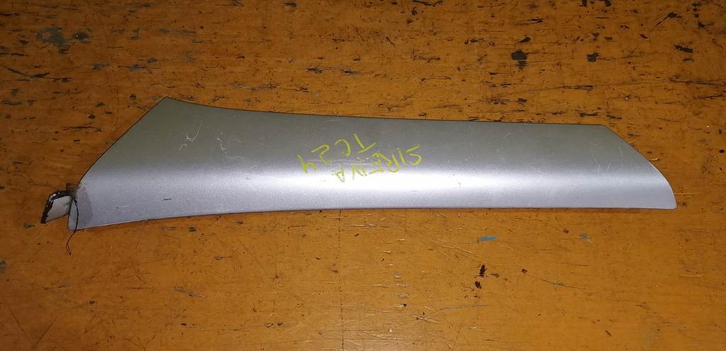 молдинг стекла Nissan Serena 0