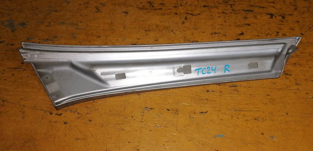 SERENA TC24 НАКЛАДКА НА СТЕКЛО ПРАВАЯ Nissan Serena 1