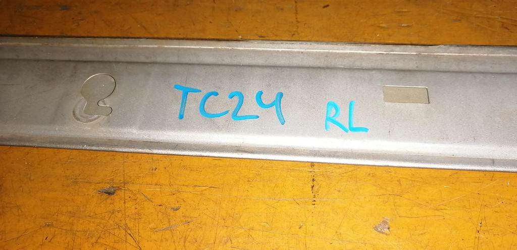 SERENA TC24 ЗАГЛУШКА ПОЛОЗА СДВИЖНОЙ ДВЕРИ ЛЕВАЯ Nissan Serena 1