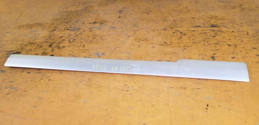 заглушка полоза сдвижной двери Nissan Serena 0