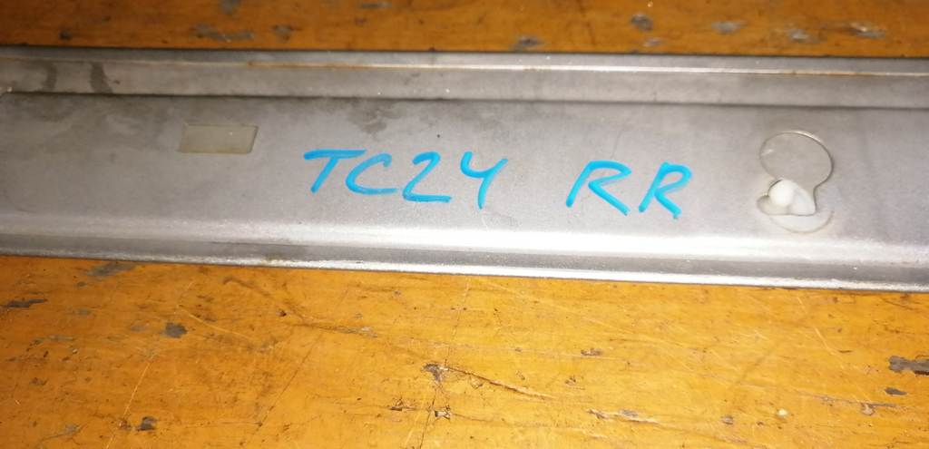 SERENA TC24 ЗАГЛУШКА ПОЛОЗА СДВИЖНОЙ ДВЕРИ ПРАВАЯ Nissan Serena 1