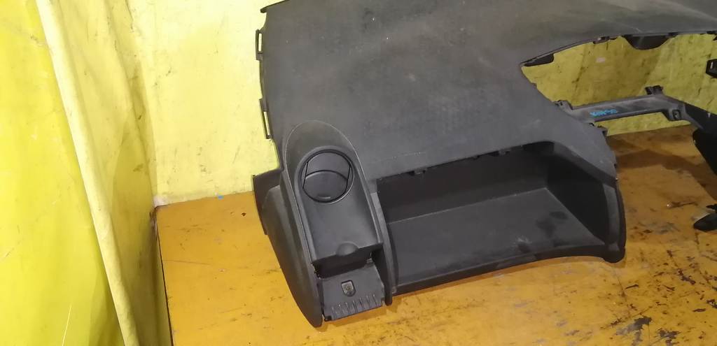 Салон Toyota Vitz 2