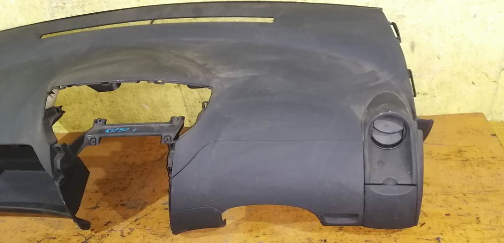 Салон Toyota Vitz 2