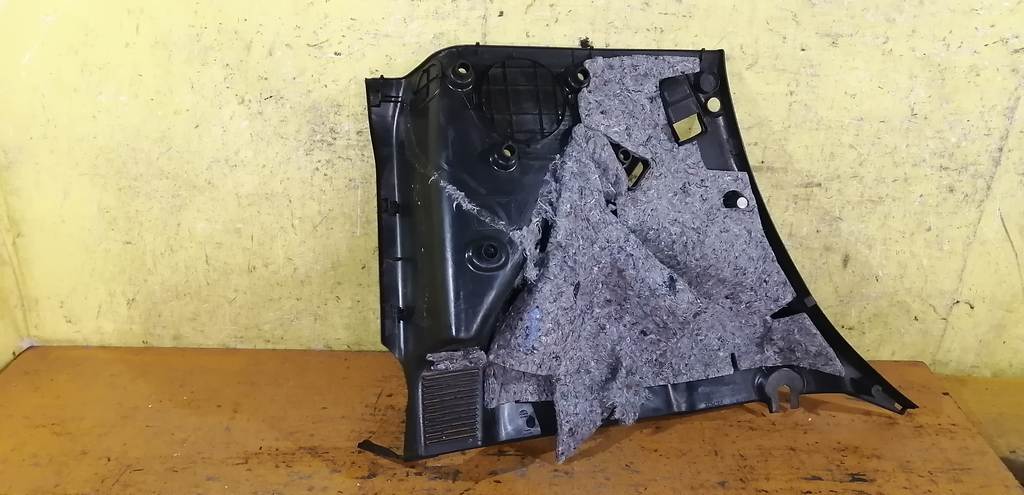 обшивка багажника Toyota Funcargo 6