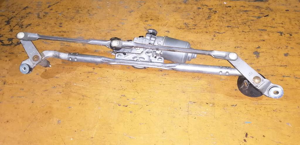 трапеция дворников Toyota Sienta 3