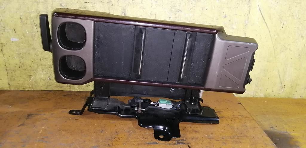 консоль между сидений Honda Elysion 0