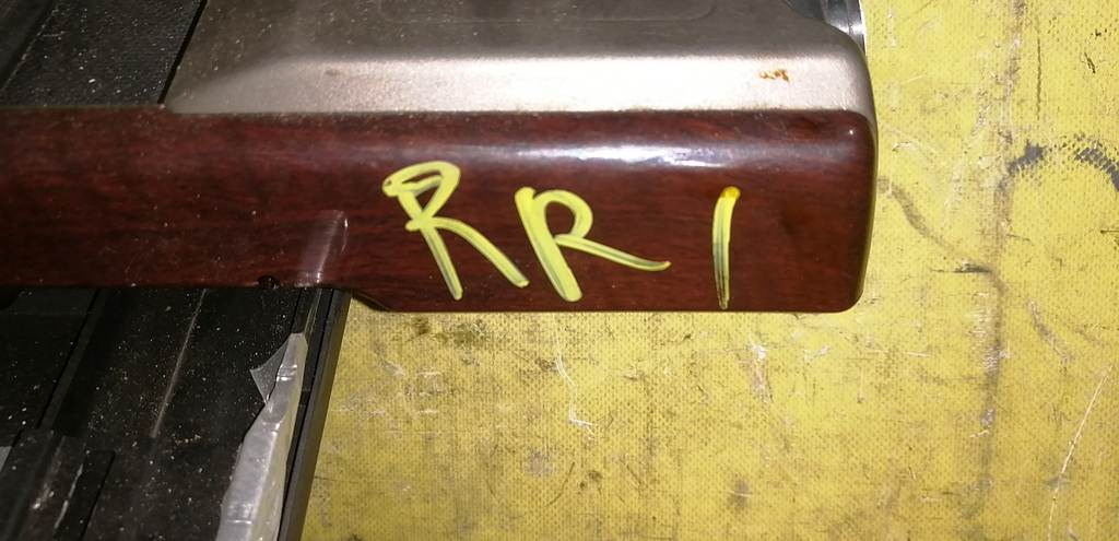 ELYSION RR1 КОНСОЛЬ МЕЖДУ СИДЕНИЙ Honda Elysion 1