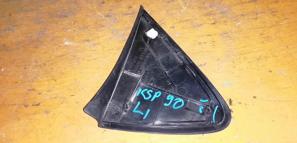 уголок крыла Toyota Vitz 3