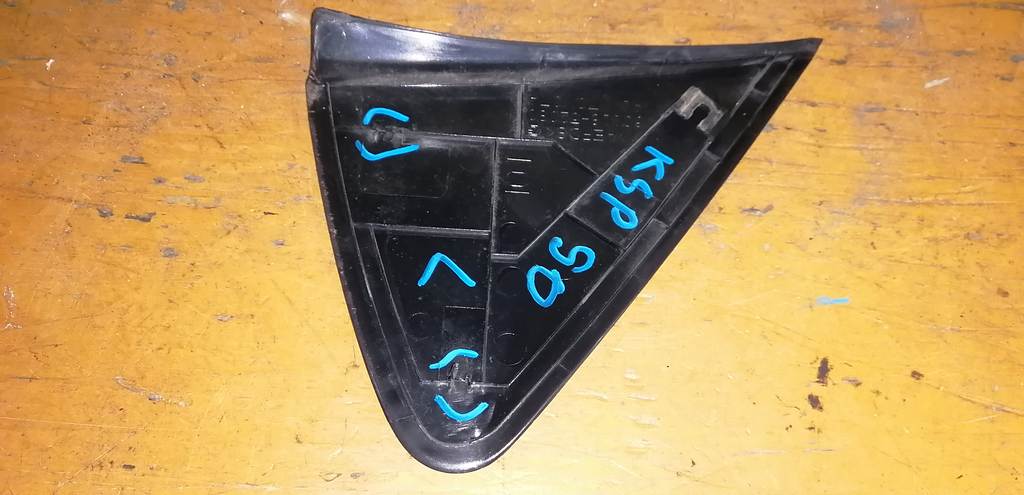 уголок крыла Toyota Vitz 3