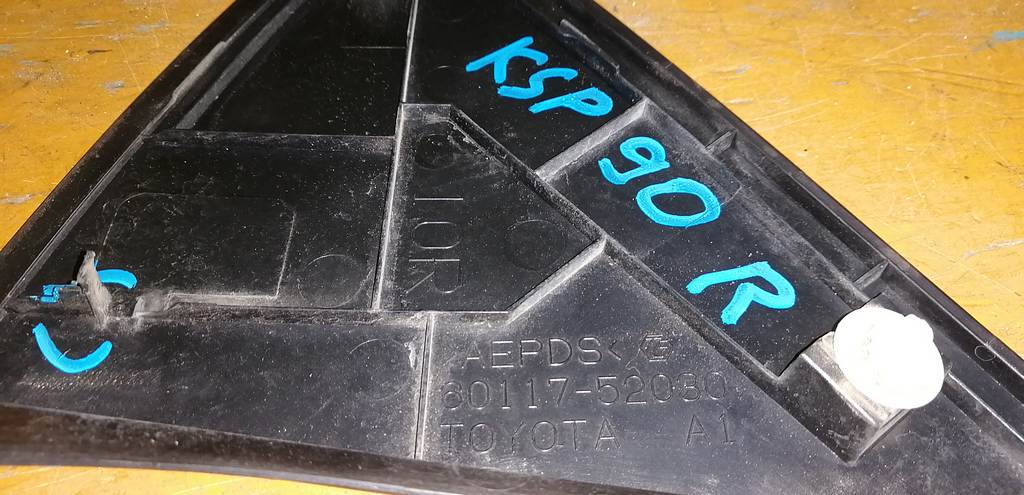 VITZ KSP90 УГОЛОК КРЫЛА ПРАВЫЙ 60117-52030 ДЕФЕКТ Toyota Vitz 1