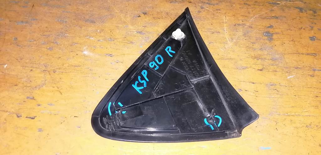 уголок крыла Toyota Vitz 3