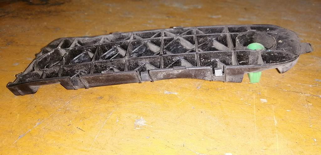 крепеж бампера Toyota Probox 3