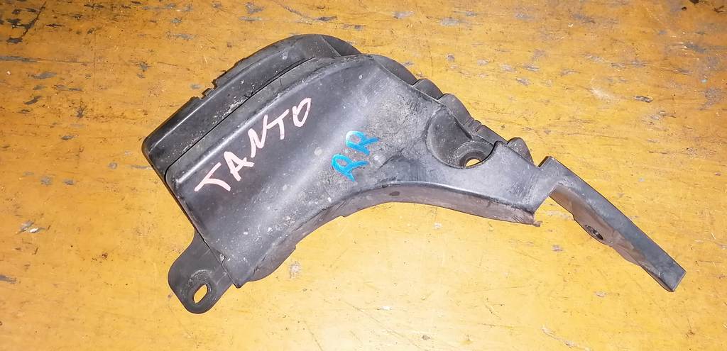 крепеж бампера Daihatsu Tanto 0