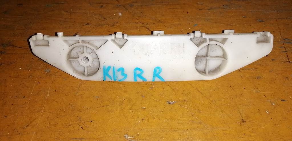 крепеж бампера Nissan March 0