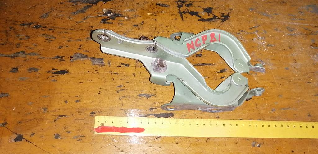 петля капота Toyota Sienta 0