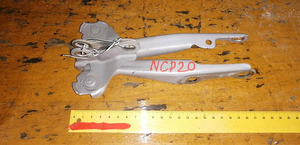 петля капота Toyota Funcargo 0