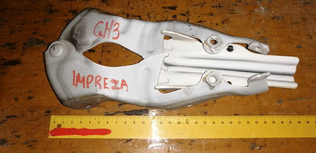 петля капота Subaru Impreza 0