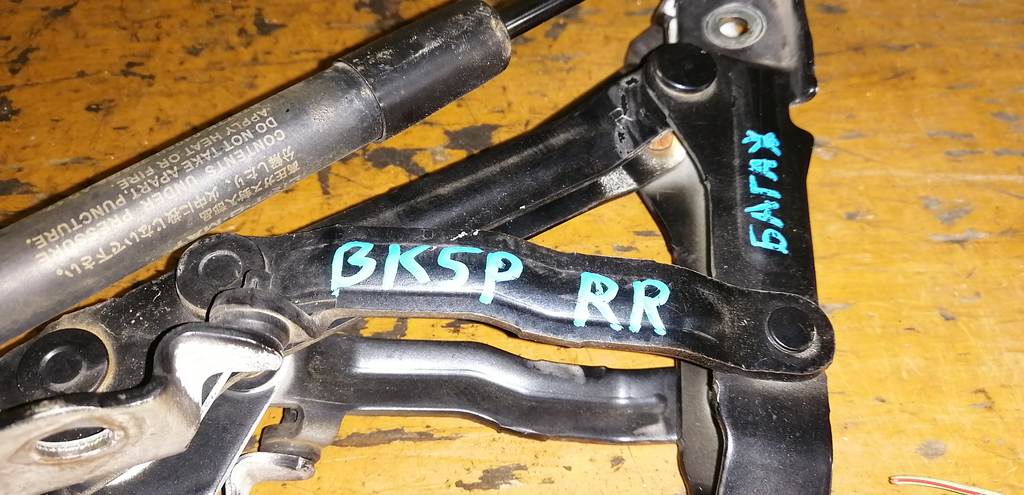 AXELA BK5P ПЕТЛЯ+АМОРТИЗАТОР БАГАЖНИКА ЗАДНИЙ ПРАВЫЙ Mazda Axela 1