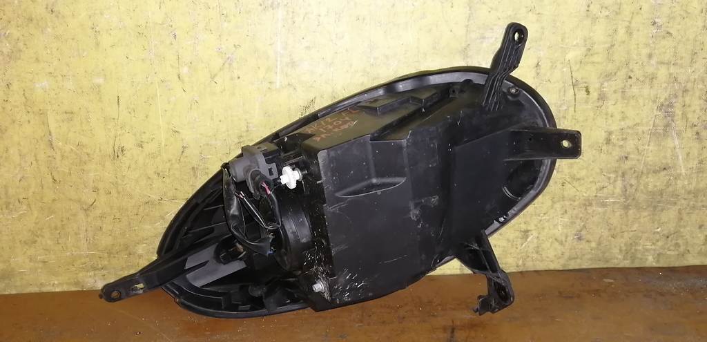 фара Nissan March 3