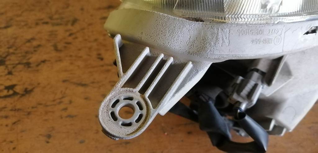 фара Toyota Passo 3