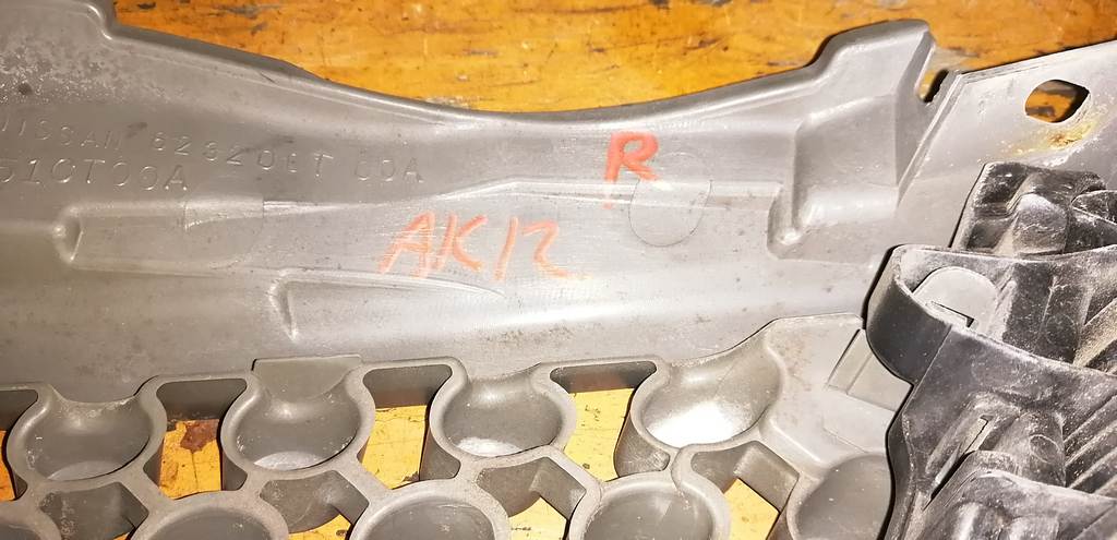 MARCH AK12 РЕШЕТКА РАДИАТОРА ПРАВАЯ ДЕФЕКТ Nissan March 1