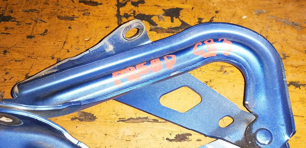 FREED GB3 ПЕТЛЯ КАПОТА (ПАРА) Honda Freed 1