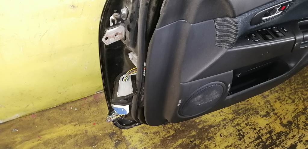 дверь Mazda Axela 6