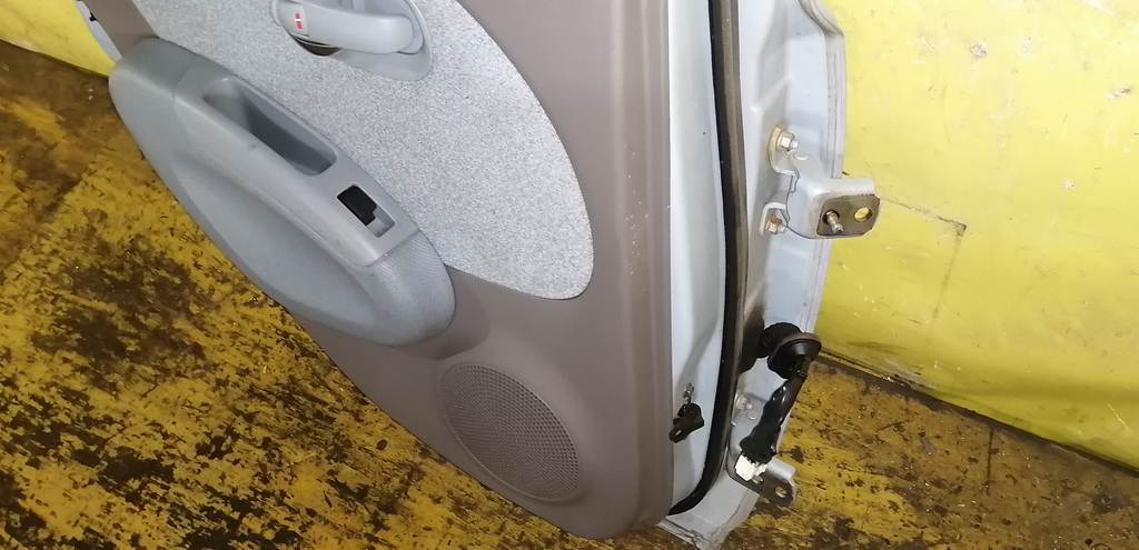 дверь Nissan March 6