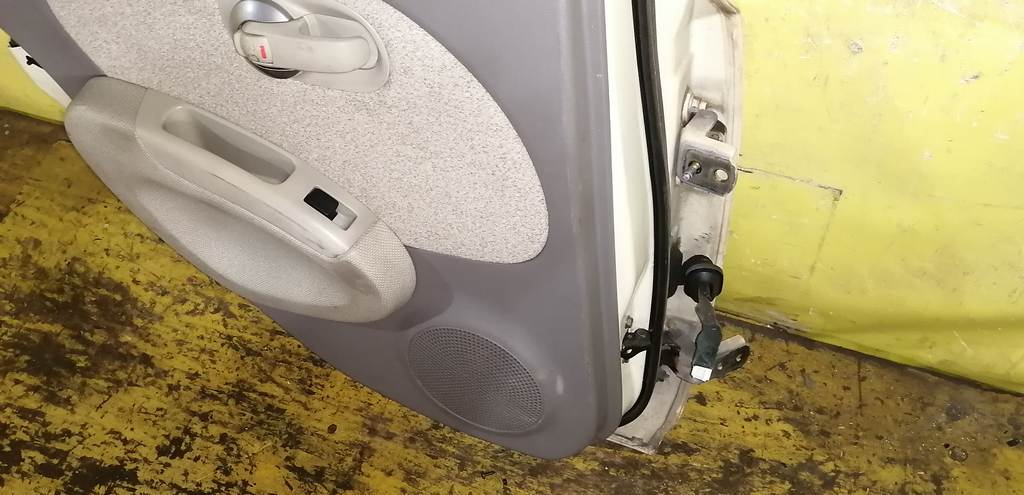 дверь Nissan March 6