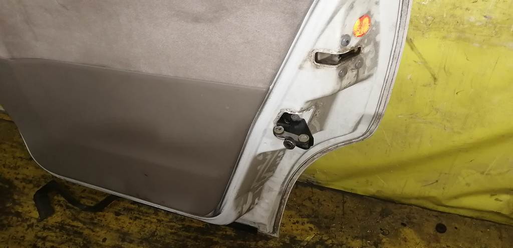 дверь Nissan Liberty 6