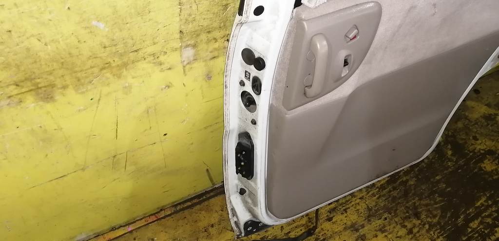 LIBERTY RNM12 ДВЕРЬ ЗАДНЯЯ ПРАВАЯ Nissan Liberty 7