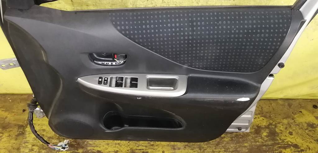 RACTIS NCP100 ДВЕРЬ ПЕРЕДНЯЯ ПРАВАЯ Toyota Ractis 4