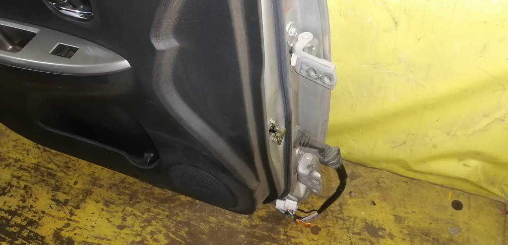 RACTIS NCP100 ДВЕРЬ ПЕРЕДНЯЯ ЛЕВАЯ Toyota Ractis 4