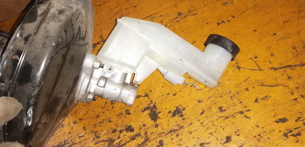 RACTIS NCP100 ВАКУУМНИК+ГЛАВНЫЙ ТОРМОЗНОЙ Toyota Ractis 1