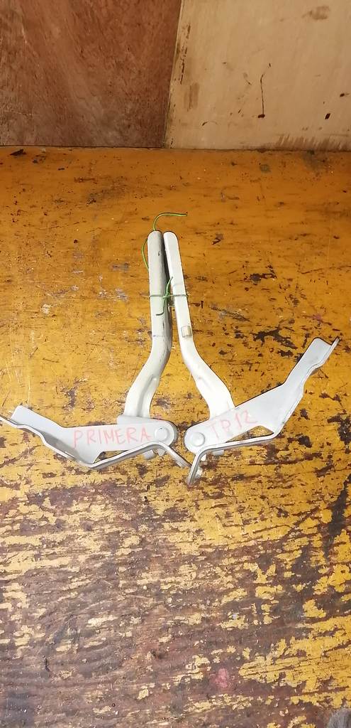 петля капота Nissan Primera 0