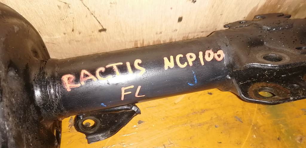 RACTIS NCP100 СТОЙКА ПЕРЕДНЯЯ ЛЕВАЯ Toyota Ractis 1