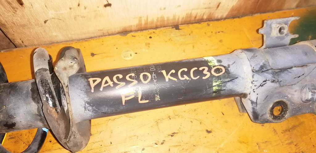 PASSO KGC30 СТОЙКА ПЕРЕДНЯЯ ЛЕВАЯ Toyota Passo 1