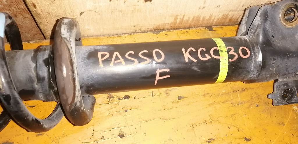 PASSO KGC30 СТОЙКА ПЕРЕДНЯЯ Toyota Passo 1