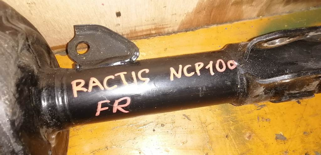 RACTIS NCP100 СТОЙКА ПЕРЕДНЯЯ ПРАВАЯ Toyota Ractis 1