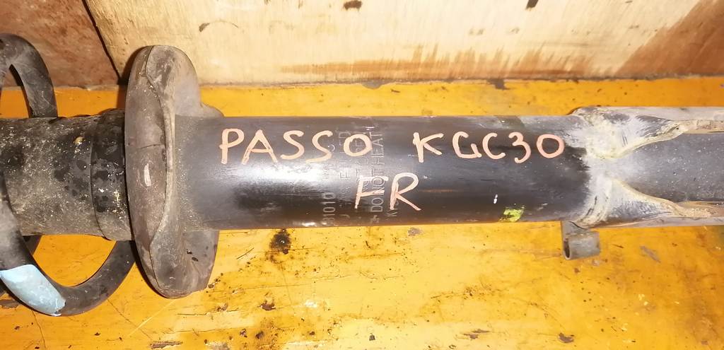 PASSO KGC30 СТОЙКА ПЕРЕДНЯЯ ПРАВАЯ Toyota Passo 1