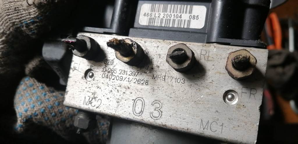 COLT Z21A БЛОК ABS MR977103 Mitsubishi Colt 1