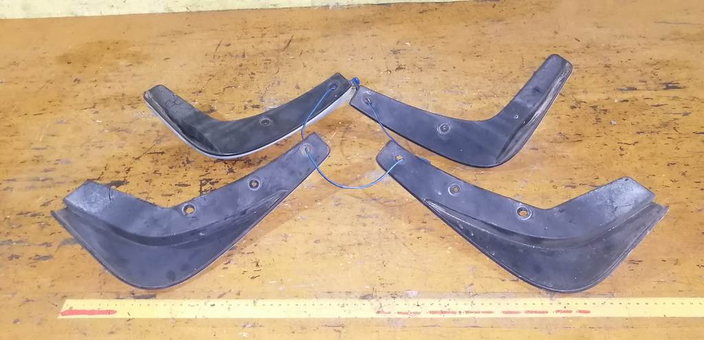 брызговик Nissan March 3