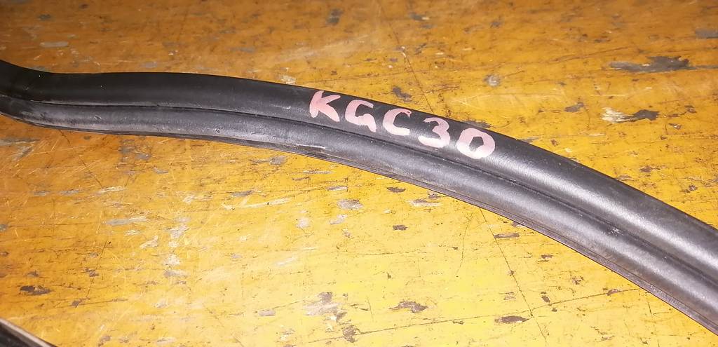 PASSO KGC30 УПЛОТНИТЕЛЬ 5-Й ДВЕРИ Toyota Passo 1