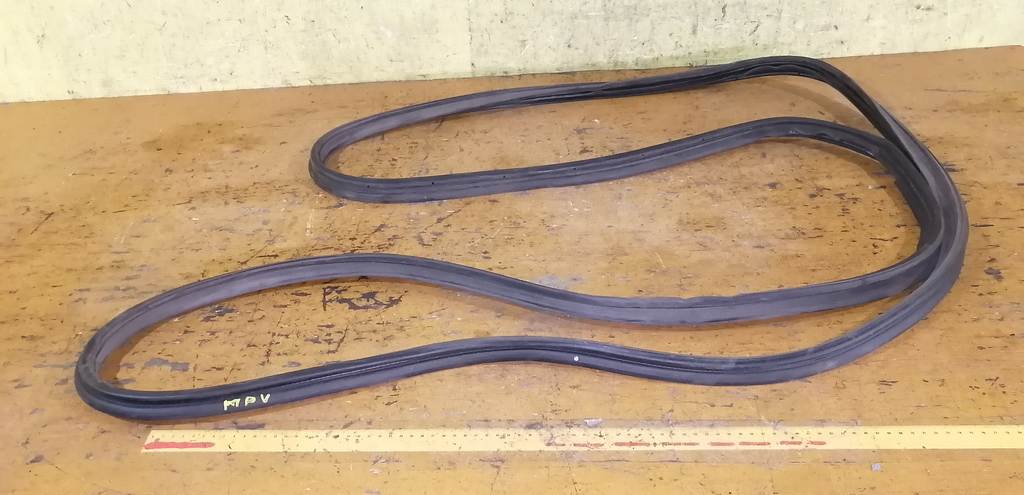 уплотнительная резинка багажника Mazda MPV 0