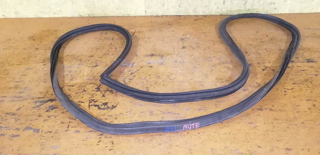 уплотнительная резинка багажника Nissan Note 0